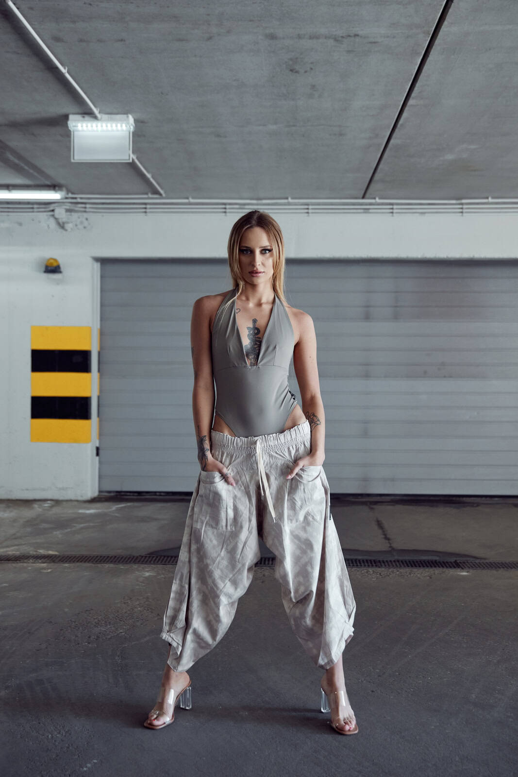 Body STRING wiązane na szyi kawowe - obrazek 4