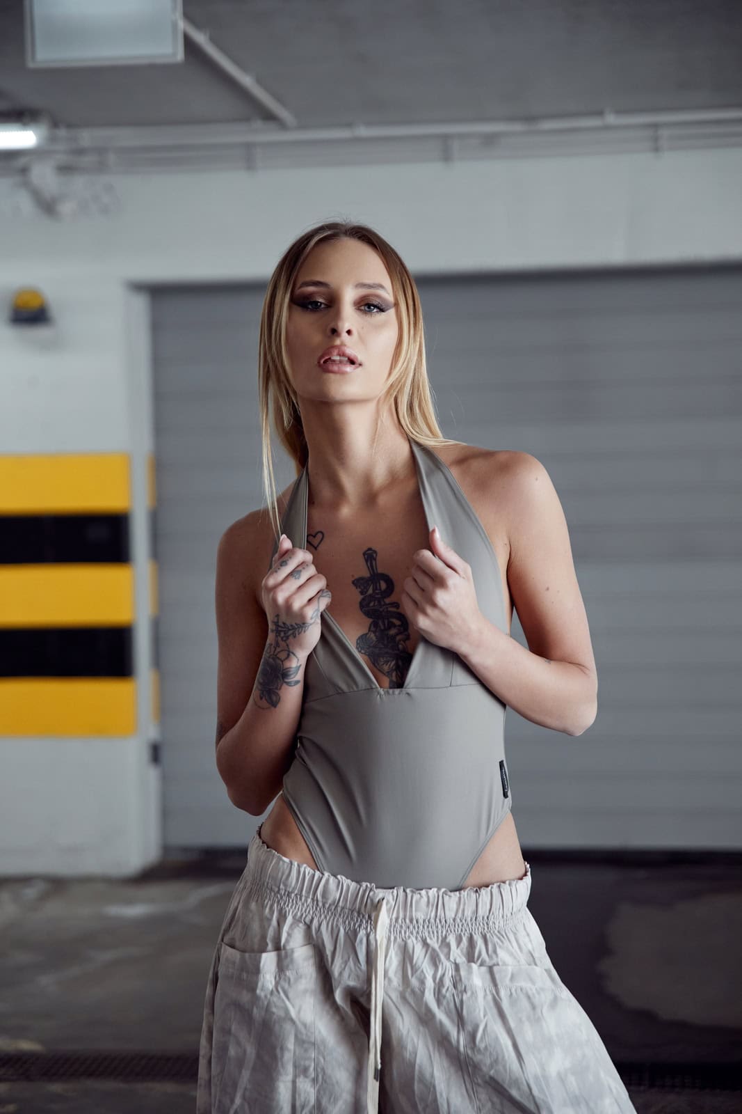 Body STRING wiązane na szyi kawowe - obrazek 6