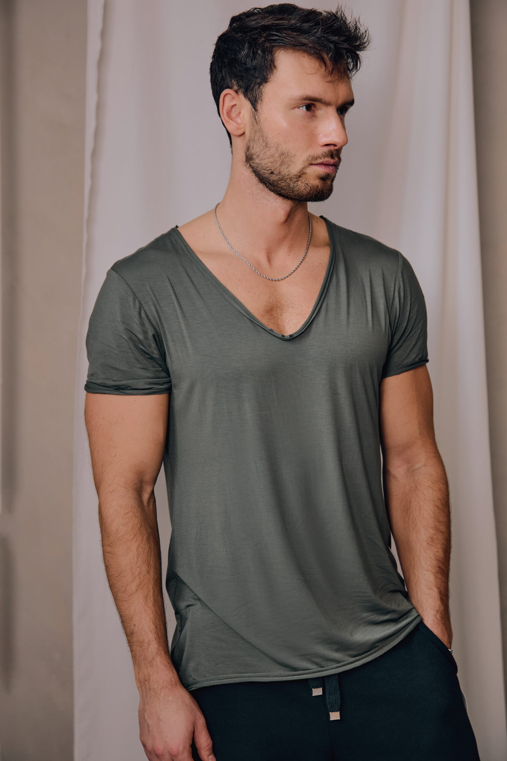 DT1A0059 T-shirt ROLO z dużym dekoltem khaki