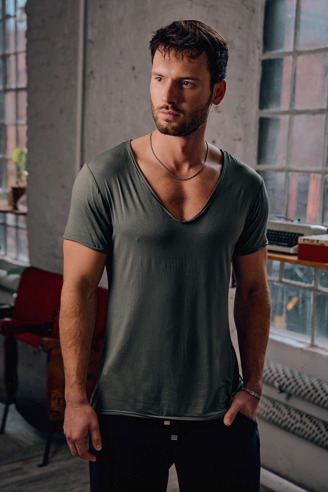 DT1A0062_Easy-Resize.com T-shirt ROLO z dużym dekoltem khaki